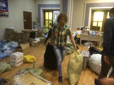Наталья Дикусарова координирует работу пункта приема гуманитарной помощи в Иркутске